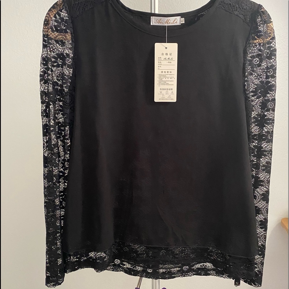 Blouse 👚 long sleeve lace . New never use.runs small for size large